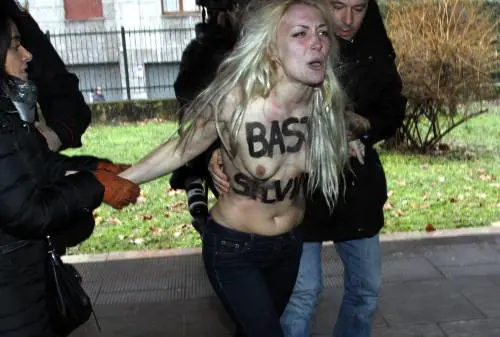 L'atrresto delle attiviste Femen dopo il blitz al seggio