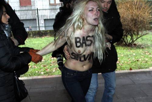 L'arresto delle attiviste Femen dopo il blitz al seggio