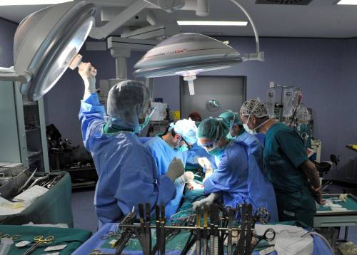 Belluno, bimbo operato per circoncisione, viene quasi evirato