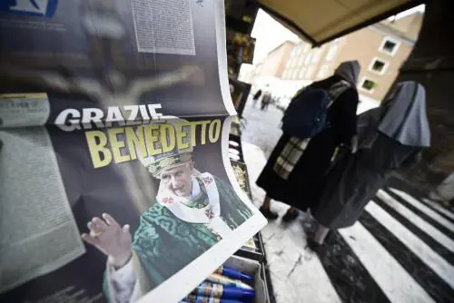 Roma, migliaia in piazza per l'ultimo Angelus di Benedetto XVI