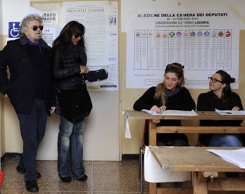 Beppe Grillo con la moglie Parvin Tadjik al seggio per votare