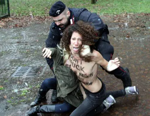 Il topless delle Femen solo a disposizione del Pd
