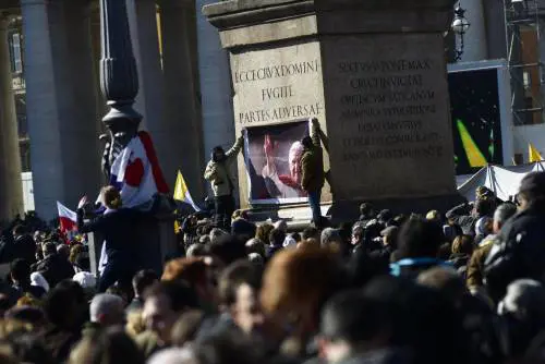 L'abbraccio dei fedeli