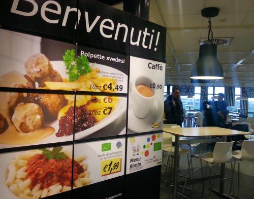 Un cartellone con il menu all'interno del'Ikea