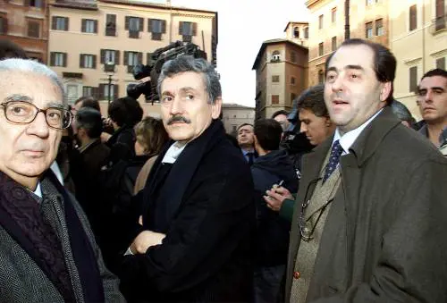 L'idea di D'Alema: a Pdl e Grillo la presidenza delle Camere