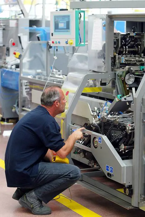 Un'operaio metalmeccanico al lavoro