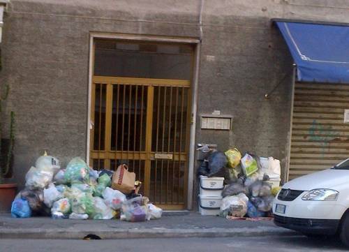 Il disastro Acam lascia La Spezia nella rumentaCittà sommersa dai rifiuti