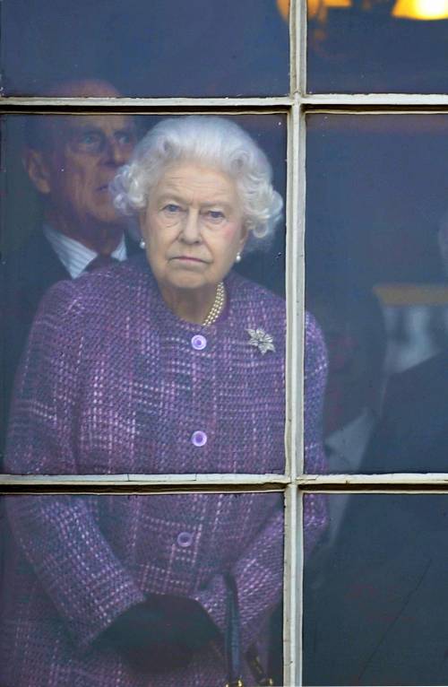 Elisabetta II lascia l'ospedale: verso Buckingham Palace
