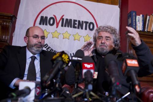 Beppe Grillo e Vito Crimi durante la conferenza stampa del M5S a Roma