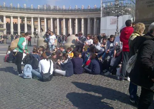 Il popolo dei fedeli prega il Pontefice che non c'è