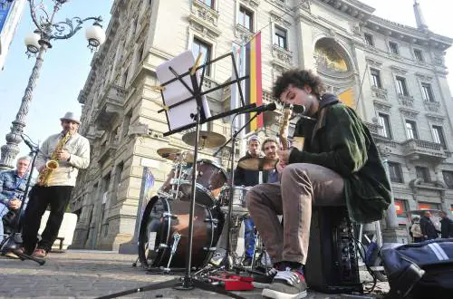 Il concerto fa saltare i nervi: «Stop alla musica in piazza»