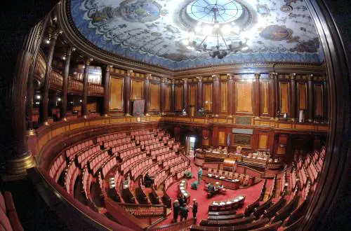 Dl Sicurezza, governo verso fiducia: "Domani decisione finale", E i ribelli M5s minacciano il governo
