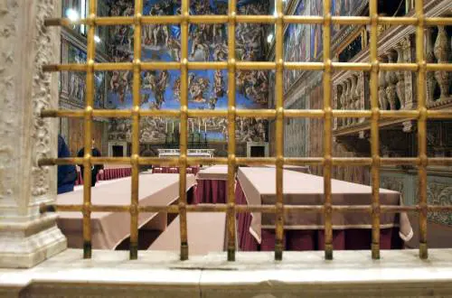 In un'immagine del 2005, l'allestimento della Cappella Sistina