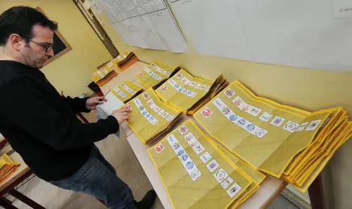 L'inizio dello spoglio delle schede al Liceo Alfieri di Torino