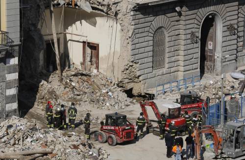Crolla un palazzo, nessuna vittima E la gente ringrazia San Gennaro