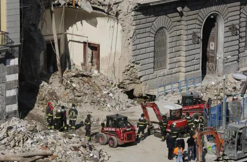 Crolla un palazzo, nessuna vittima E la gente ringrazia San Gennaro