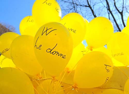 Palloncini gialli per celebrare la Festa della donna