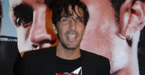 Non ci credo, è Buffon quello sui tacchi a spillo?