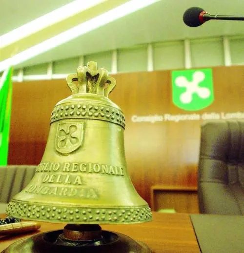 Berlusconi ai 48 eletti: «Dopo la vittoria torniamo nelle piazze»