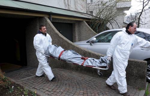 «Sono un vigliacco, scusate» spara alla moglie e si uccide