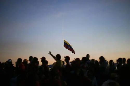 Venezuela, folla fuori dalla camera ardente di Chavez
