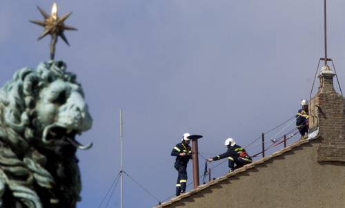 Vaticano, montato il comignolo sul tetto della Cappella Sistina