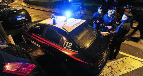 Agguato in officina a colpi di pistola: due feriti alle gambe