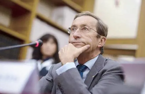 Fini, addio sogni di boria: ora cerca un ufficio gratis