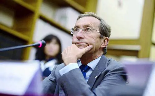 Fini si aggrappa al suo libro: "Berlusconi non è finito..."