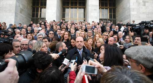 I parlamentari del Pdl davanti al tribunale di Milano. Alfano: "Intervenga il Colle"