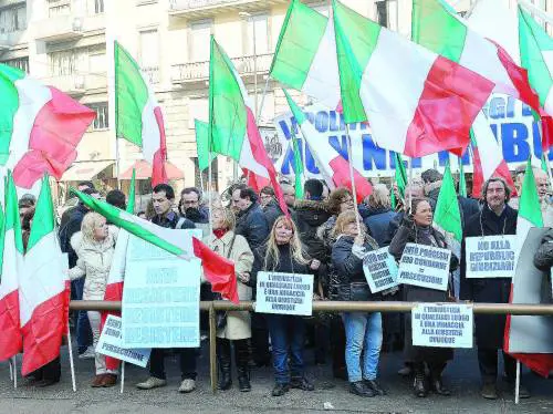 Berlusconi dice no alla piazza «Ho rispetto per le istituzioni»