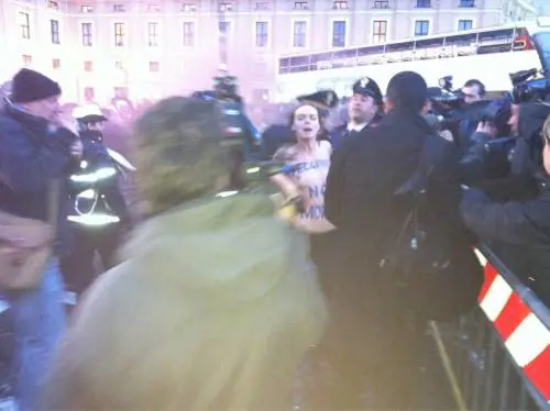 Le Femen in piazza San Pietro (Foto da Twitter)