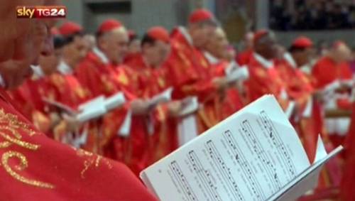 I cardinali si riuniscono per scegliere il nuovo Papa