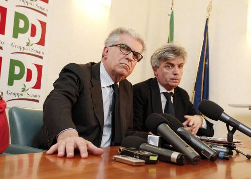 Luigi Zanda e Davide Zoggia durante la conferenza stampa in Senato dopo il vertice con il M5S