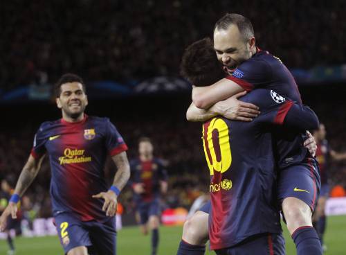 Lionel Messi festeggia con Andres Iniesta e Dani Alves