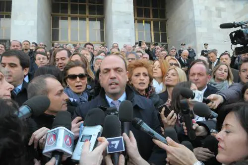 La sinistra che tifa no global s'indigna per i deputati stonati