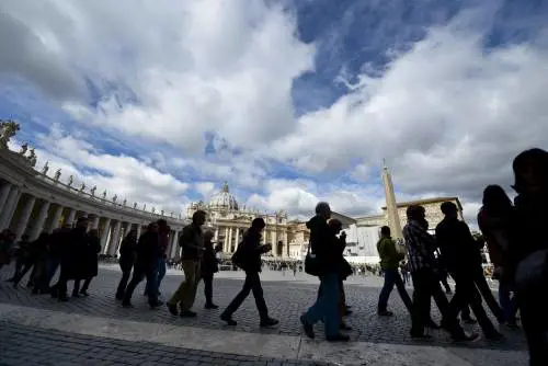 La rivoluzione del Papa: paga il conto e dimezza la scorta