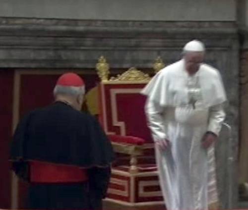 Papa Francesco inciampa
