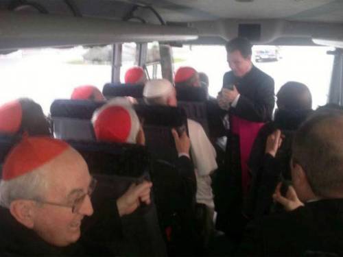 Il Papa sul pulmino coi cardinali