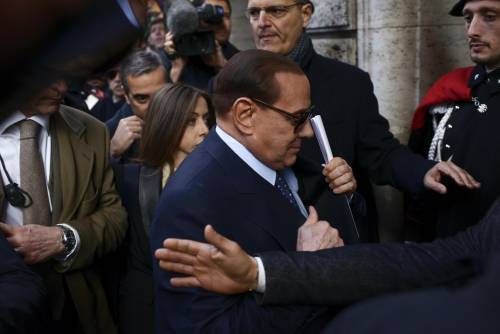 La prima volta del Cavaliere: non era mai stato senatore. E i grillini lo fotografano