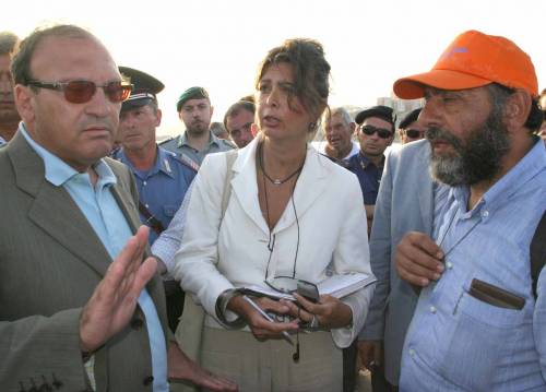 Laura Boldrini con il prete comboniano don Gaspare Di Vincenzo sul molo di Porto Empedocle nel 2004