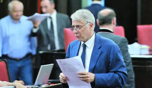 Incubo conti, Pisapia: «Non spendete»