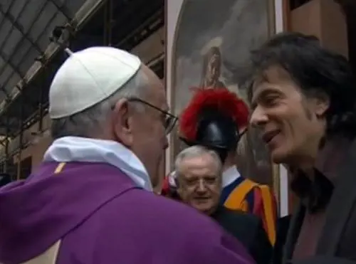 Il Papa saluta i fedeli dopo la messa