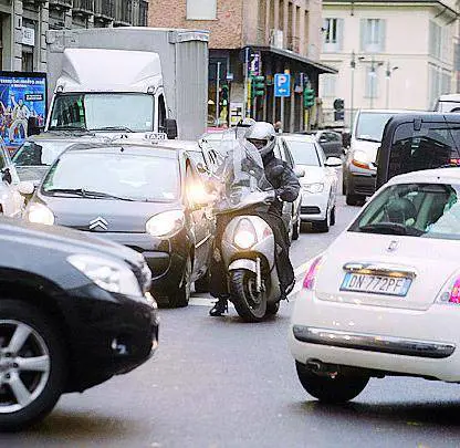 Auto bloccate, traffico in tilt Città prigioniera dei violenti