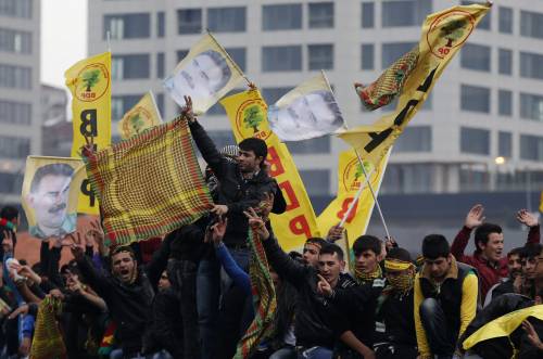 Dimostranti con le bandiere del partito pro-curdo e foto di Ocalan
