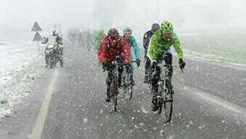 Ciolek gela Sagan nella Sanremo dimezzata dalla neve 