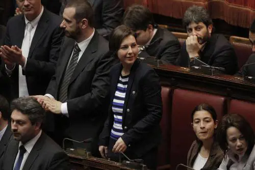 È polemica per la grillina che non stringe la mano alla Bindi 