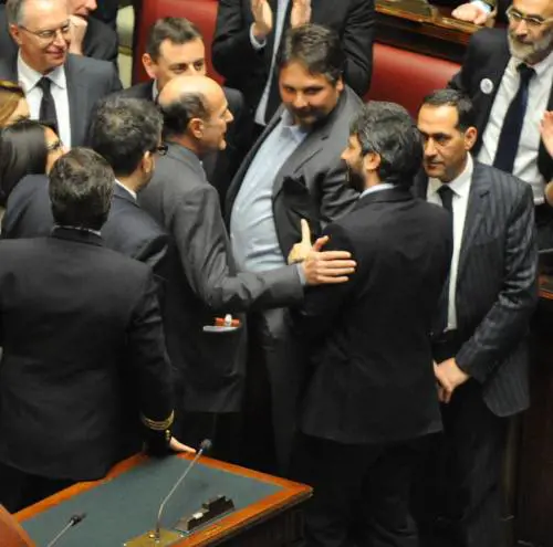Il saluto fra Roberto Fico (M5S) e Pierluigi Bersani