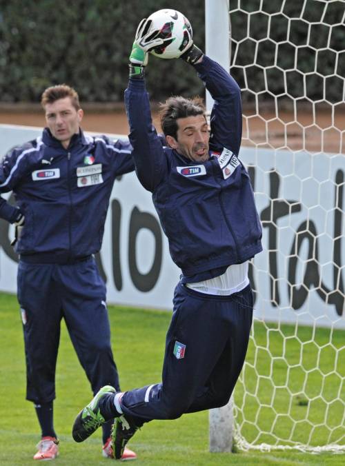 Buffon convoca Totti: "È uno di noi"