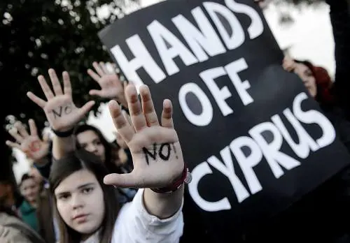 Alla Germania fanno gola i capitali di Mosca. E Nicosia finisce sul lastrico